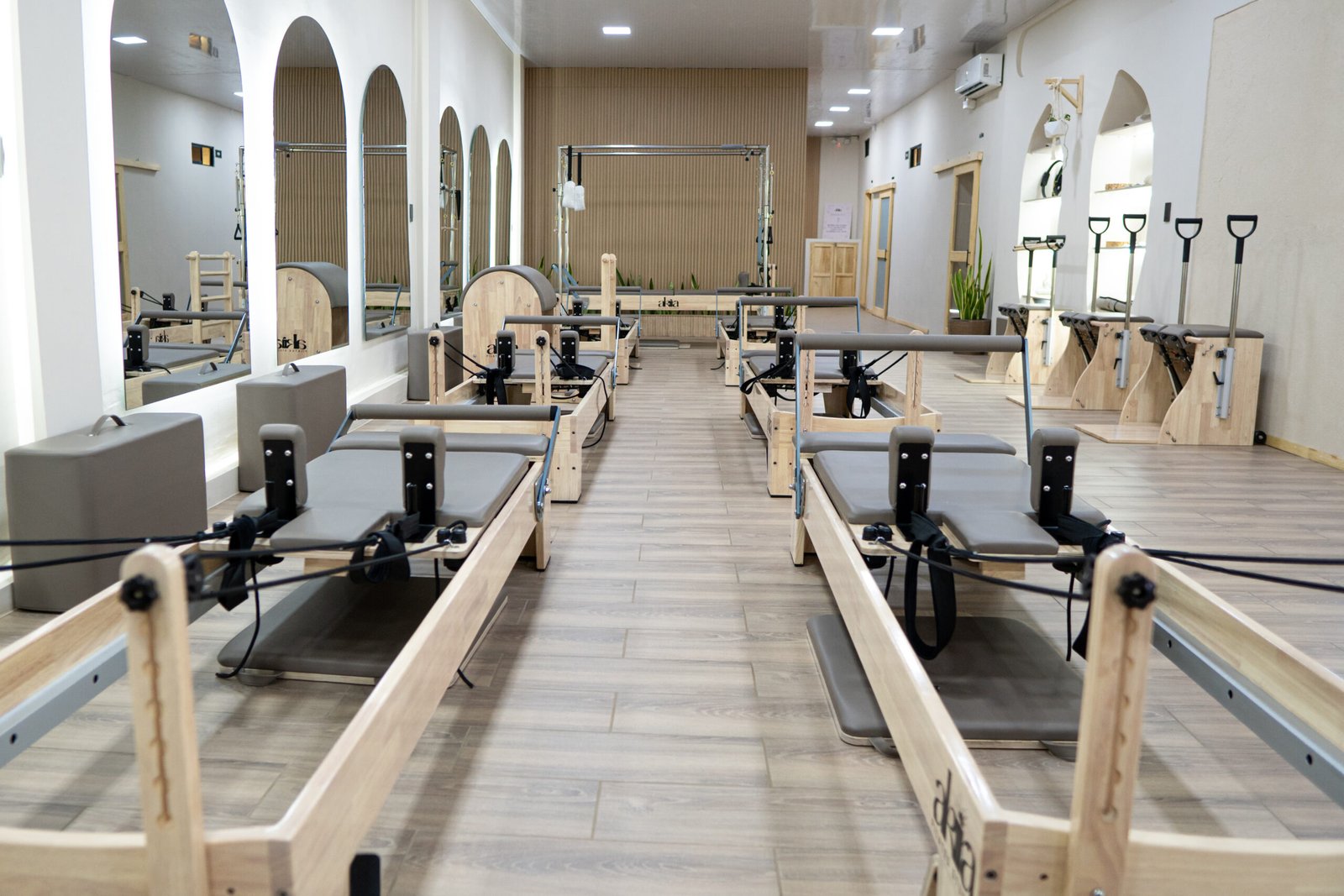 Vista lateral Reformers Akira Pilates