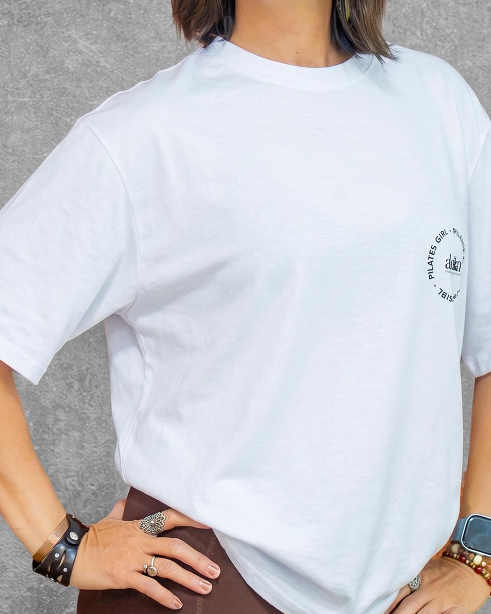 Playera Pilates Girl Akira, detalle del logo